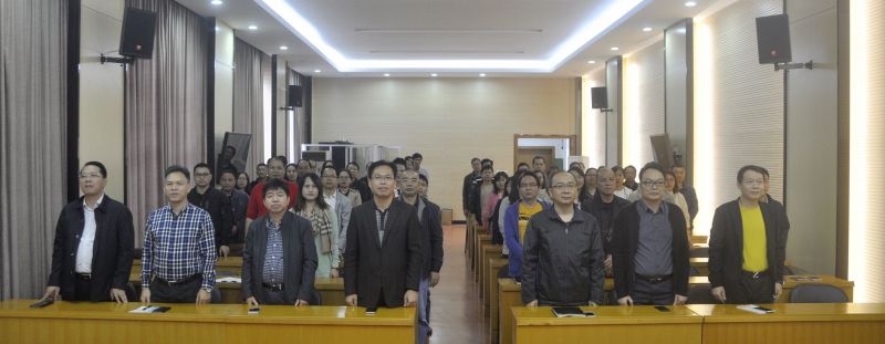 001在威武雄壮的国歌声中，，，，，全体党员职工起立致敬.jpg