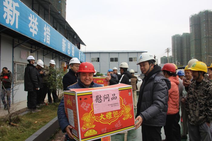 004务工职员连上洋溢着幸福的笑容.jpg