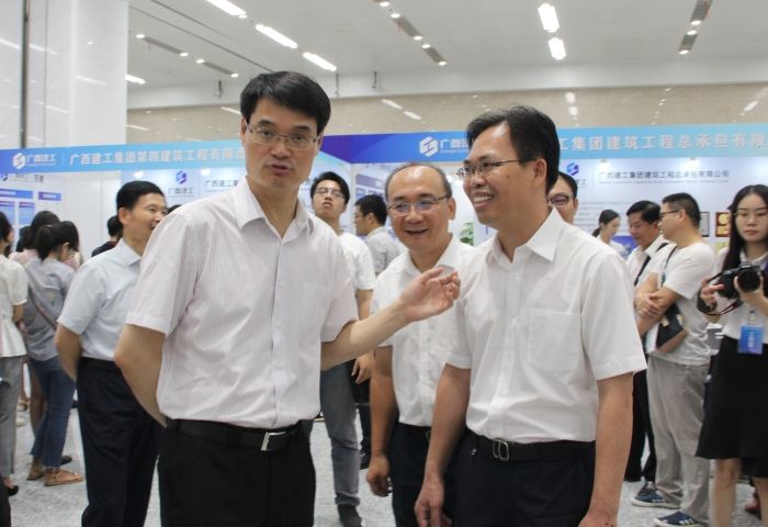 广西亿万先生MR集团有限责任公司党委书记、董事长金宁运到公司展位相识招聘情形.jpg