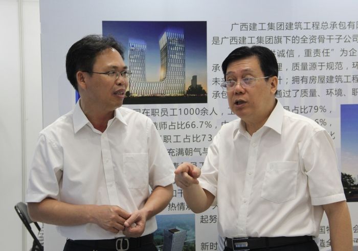 广西亿万先生MR集团总司理、副董事长、党委副书记罗涛到公司展位审查.jpg