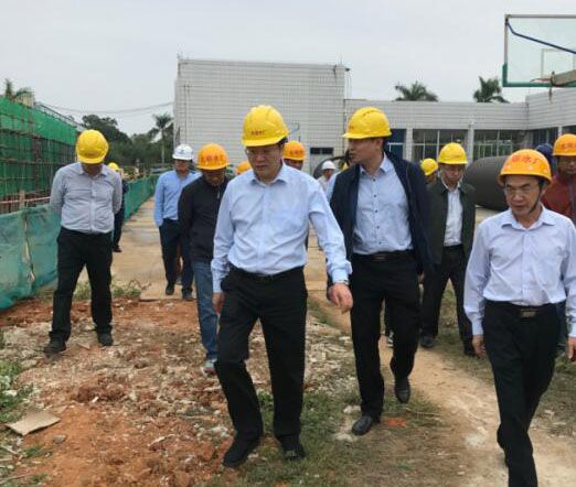 2蔡锦军率队深入北郊水厂工地现场。；；；；蒲茉 摄.jpg