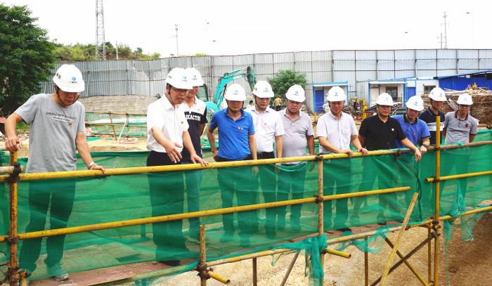 2.1陈祖训深入施工现场举行检查指导。。。。。。谢微旋 摄700.JPG