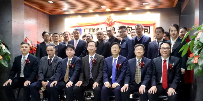 公司在家向导与各单位代表合影留念。。。。。。王威海 摄.jpg