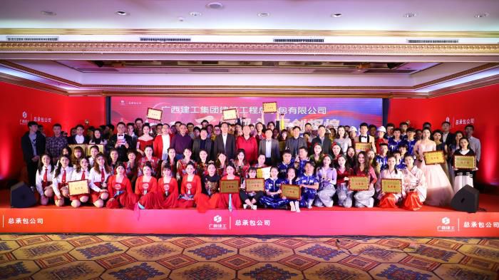 4.10所有演员与公司向导合影700.JPG