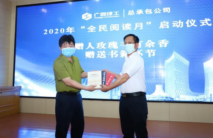 9.2赠书仪式。。。邓灿滨 摄700.JPG