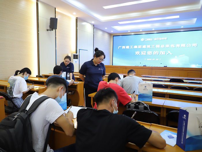 新员工签署劳动条约。。。。。。李立云 摄.JPG