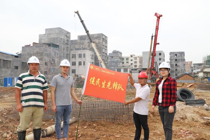 5.1授旗现场。。。。侯健杰 摄 (2)700.JPG