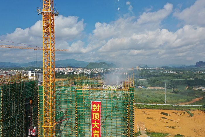 封顶照片。。。卢瑞阳 摄.JPG