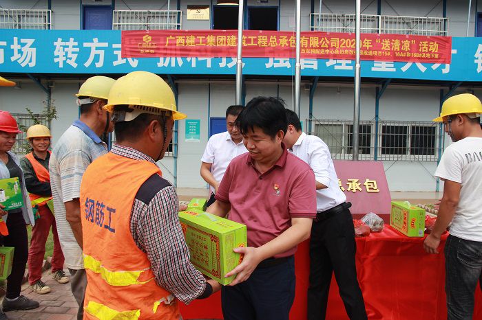 岑廷义在给工人发放慰问品。。。。。。邓灿滨 摄.JPG