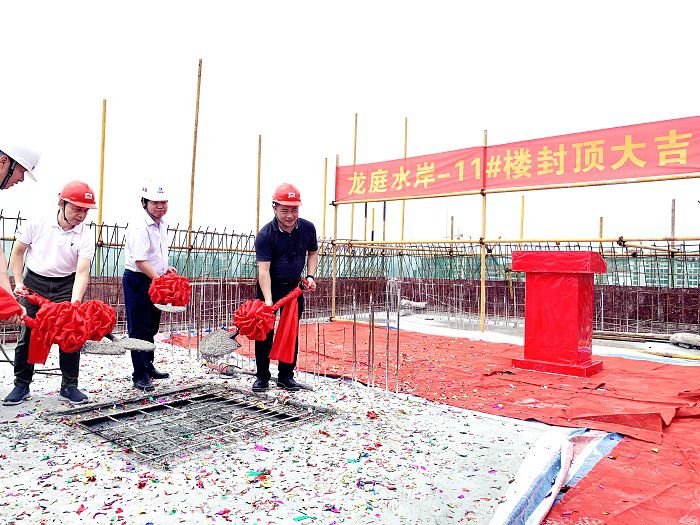 浇筑最后一方混土壤。。。。周林哲 摄.jpg