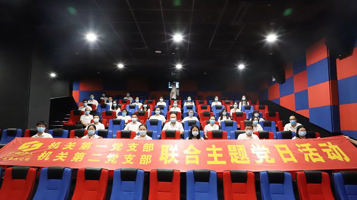 6号厅观影职员合影。。。。。。李立云 摄.JPG