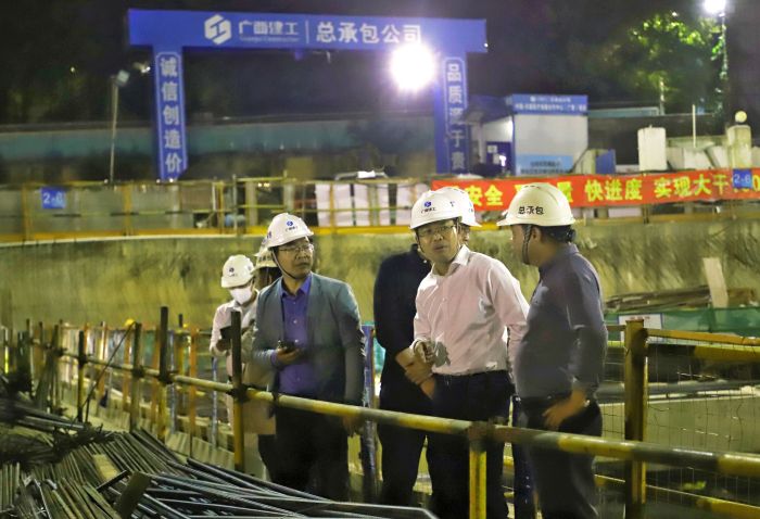 检查现场。。 郑诗宝摄.jpg