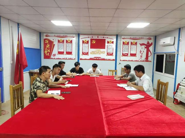 项目党支部在党课上举行宣贯（修图）.jpg
