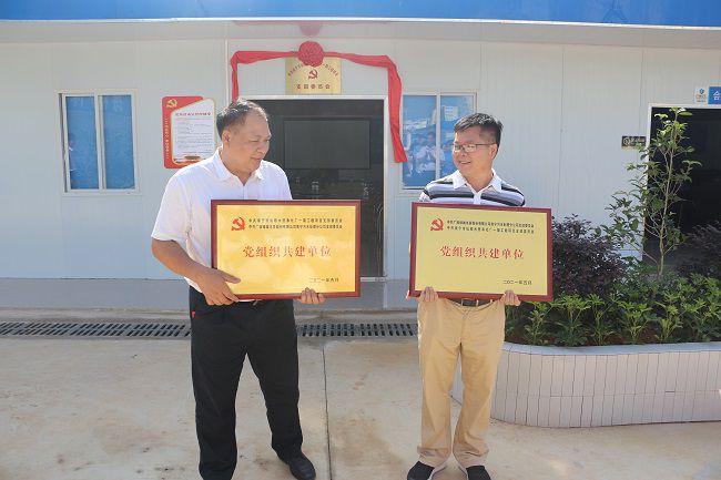 互赠牌匾。。张钊林 摄（修图）.jpg