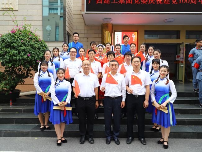 向导与演职职员合影。。。李立云 摄.jpg