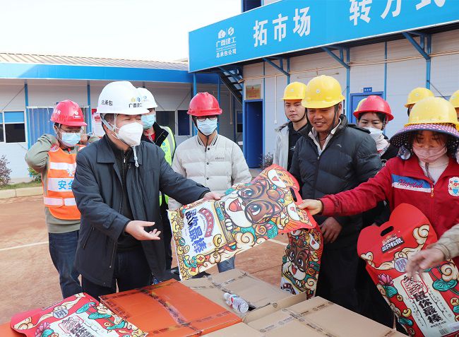 发放慰问品。。。。。。周煜川 摄（修图）.jpg