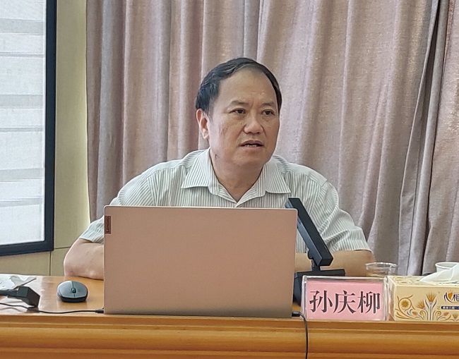 孙庆柳在授课。。。。。；；票ι 摄（修图）.jpg