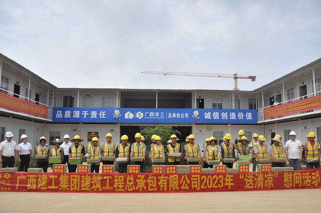 “送清凉”慰问活动合影。。。。王瑾贞 摄（修图）.jpg