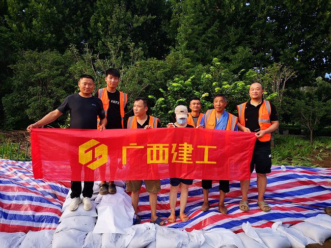 加入抢险的项目职工合影（修图）.jpg
