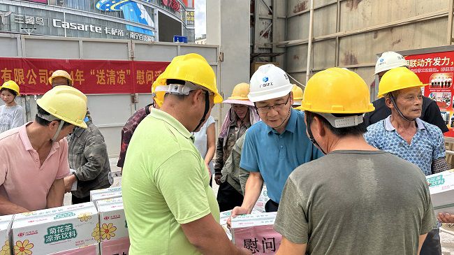 发放慰问品1。。。。。容芝雅 摄（修图）.jpg