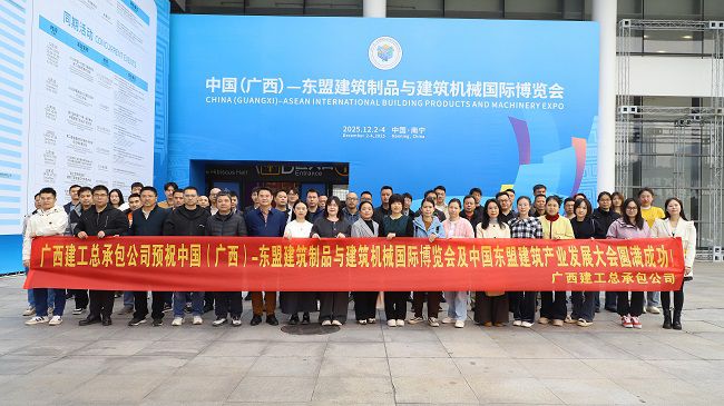 广西亿万先生MR集团总承包公司观众合影1000.jpg